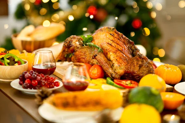 Şükran Günü 'nde, hindi ziyafeti, manzaranın üstünde.