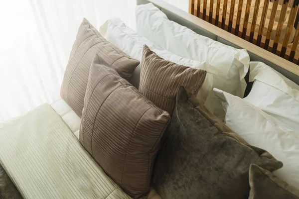 Close Λευκό Μπεζ Μαλακά Μαξιλάρια Στο Κρεβάτι Και Κουβέρτα Υπνοδωμάτιο — Φωτογραφία Αρχείου