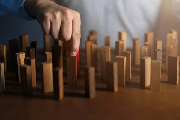 Homem Negócios Tentar Construir Bloco Madeira Mesa Madeira Fundo Preto — Fotografia de Stock