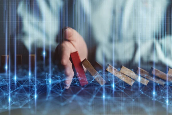 İnsan eli ile iş sigortası fikirleri konsepti ahşap model yığınını risk ve sorunlardan korur