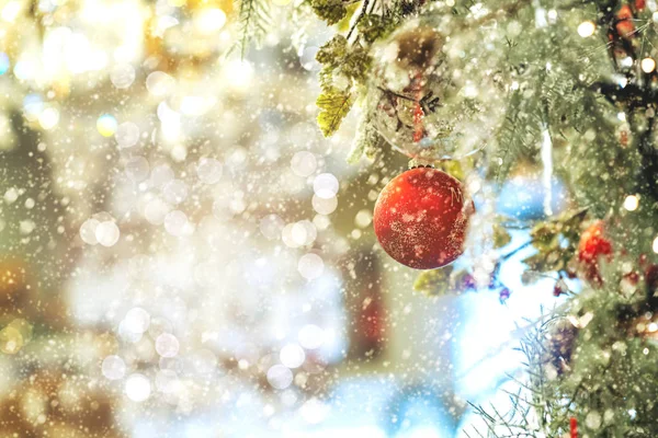 Schöne Rot Goldene Christbaumkugel Hängt Geschmückten Weihnachtsbaum Festlich Heiligabend Hintergrundkonzept — Stockfoto