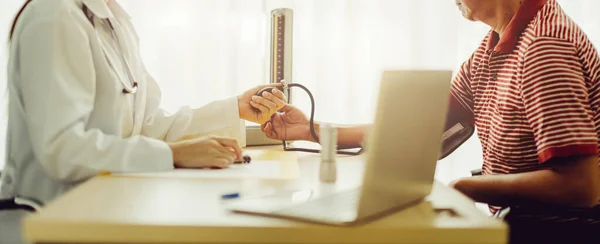 近いと健康的なアイデアの概念医師の手を使用してSphygmomanometer聴診器でアジアの高齢者のための血圧をチェック病院の背景バナーヘッダー画像 — ストック写真