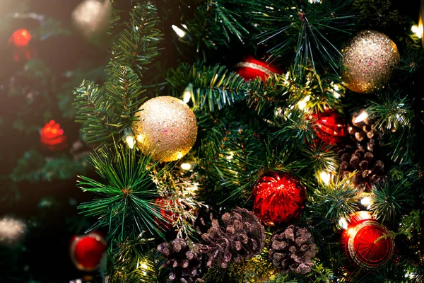 クリスマスと幸せな新年のお祝いのアイデアのコンセプトを飾るリースクリスマスガーランドのトップビューフラットレイ ロイヤリティフリーのストック写真