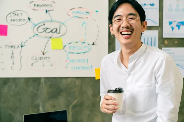 Mladý Chytrý Asijský Podnikatel Startup Společnost Portrét Smajlíky Úspěšným Sebevědomý — Stock fotografie