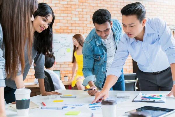 Feliz Hombre Negocios Trabajo Equipo Lluvia Ideas Discutir Mesa Blanca —  Fotos de Stock