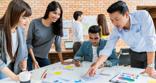 Feliz Hombre Negocios Trabajo Equipo Lluvia Ideas Discutir Mesa Blanca —  Fotos de Stock