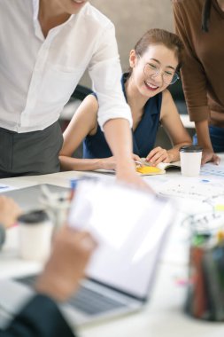 yaratıcı ajans beyin fırtınası sunum ekibi ürün tanıtım, sunum, planlama, strateji, yeni iş geliştirme için yol haritasını tartışıyor