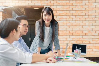Ofiste toplanan insanlar Yapım Ekibi Ofis toplantısında fotoğraf düzeltmeleri yapıyor
