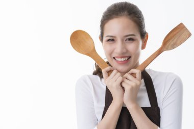 Zeki mutlu Asyalı dükkan sahibi kahverengi önlük portresi giyer, yarı vücut gülümsemesi takar ve beyaz arkaplanı izole eden kameraya bakar.