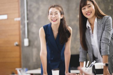 Yaratıcı Asyalı kadın, esmer tenli portre, yarı vücut, toplantı odası geçmişi olan.