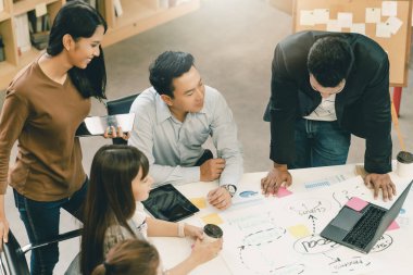 Yaratıcı ajans beyin fırtınası sunumunun üst görüntüsü ürün tanıtım, sunum, planlama, strateji, yeni iş geliştirme için yol haritasını tartışıyor