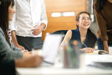 yaratıcı ajans beyin fırtınası sunum ekibi ürün tanıtım, sunum, planlama, strateji, yeni iş geliştirme için yol haritasını tartışıyor