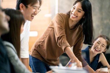 yaratıcı ajans beyin fırtınası sunum ekibi ürün tanıtım, sunum, planlama, strateji, yeni iş geliştirme için yol haritasını tartışıyor