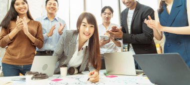 yaratıcı ajans beyin fırtınası sunumu sunum ekibi ürün tanıtımı için yol haritasını tartışıyor, Powerpoint sunumu, planlama, strateji, yeni iş geliştirme