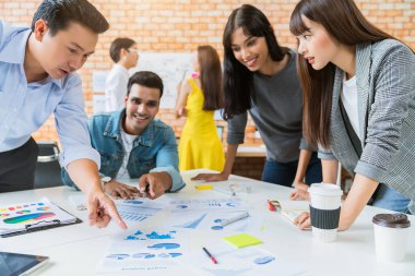 Mutlu iş adamı beyin fırtınası ve ofis sunumu sırasında beyaz masada tartışma.