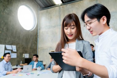 yaratıcı ajans beyin fırtınası sunum ekibi ürün tanıtım, sunum, planlama, strateji, yeni iş geliştirme için yol haritasını tartışıyor