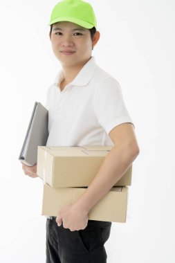 Akıllı Asyalı kurye, elinde mal kutusu, elinde portre, vücudunun yarısı beyaz arkaplanı izole ediyor.