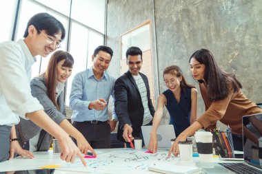 yaratıcı ajans beyin fırtınası sunumu sunum ekibi ürün tanıtımı için yol haritasını tartışıyor, Powerpoint sunumu, planlama, strateji, yeni iş geliştirme