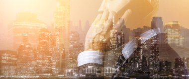 İş teknolojisi fikirleri kavramı, beyaz takım elbiseli beyaz iş adamı akıllı telefon iletişimini şehir merkezindeki bina ve grafik hattıyla iki kez temas kuruyor.