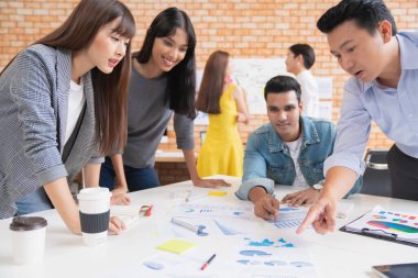 yaratıcı Asyalı ajans beyin fırtınası sunumu sunum ekibi ürün tanıtım, sunum, planlama, strateji, yeni iş geliştirme için yol haritasını tartışıyor