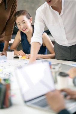 yaratıcı ajans beyin fırtınası sunum ekibi ürün tanıtım, sunum, planlama, strateji, yeni iş geliştirme için yol haritasını tartışıyor