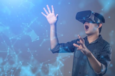 Asyalı akıllı adam sanal gözlük takıyor. Hologram halindeki çokgen bağlantı teknolojisi fikirleri...
