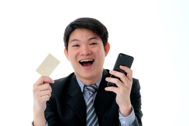 İş dünyasından çıkmış Asyalı bir adamın elinde kredi kartı alışveriş fikirleri konseptine hazır