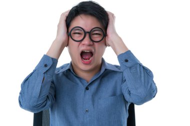 yaratıcı zeki Asyalı erkek, gözlüklü, stresli, duygusal portresi mutlu ve özgüvenli, beyaz arka planı olan.