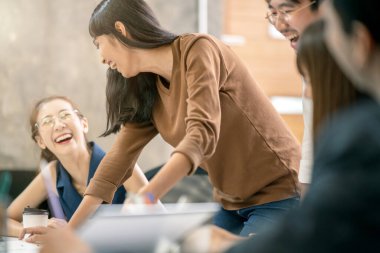 yaratıcı ajans beyin fırtınası sunum ekibi ürün tanıtım, sunum, planlama, strateji, yeni iş geliştirme için yol haritasını tartışıyor