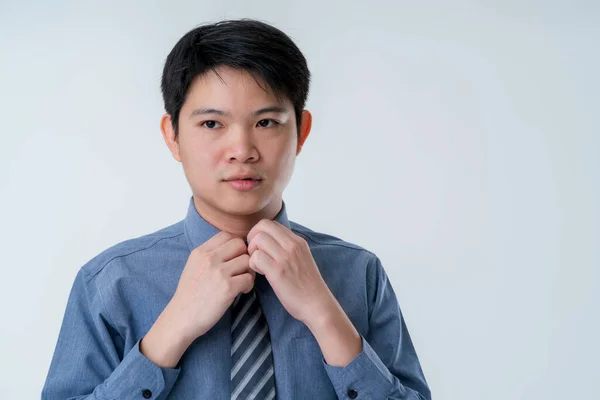Intelligente Attraente Asiatico Uomo Affari Mano Set Cravatta Blu Camicia — Foto Stock