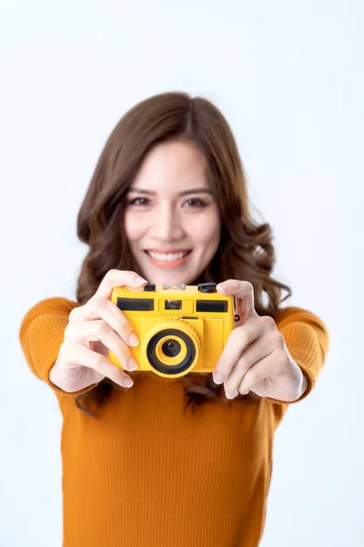 Bellezza Asiatico Donna Viaggiatore Mano Tenere Retro Giallo Fotocamera Con — Foto Stock