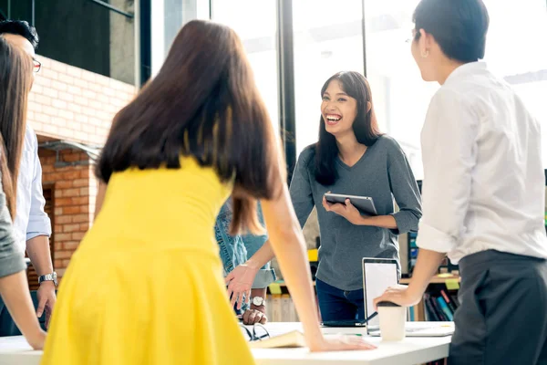 Grupo Colegas Teniendo Una Reunión Informal Gente Negocios Discutiendo Ideas —  Fotos de Stock