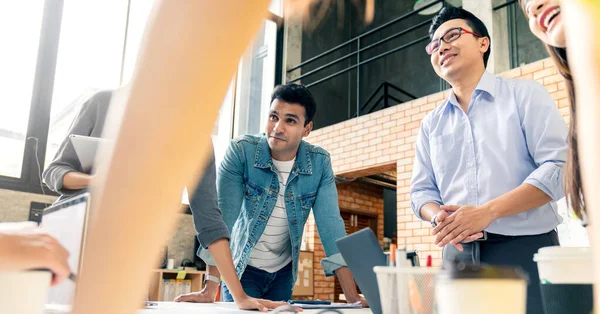 Grupo Colegas Asiático Masculino Femenino Teniendo Una Reunión Informal Gente — Foto de Stock