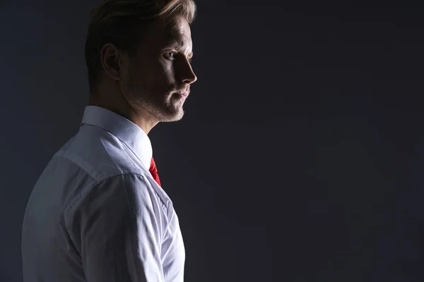 Inteligentny Przystojny Biały Biznesmen Biały Koszula Ręka Dotknąć Czerwony Szyi — Zdjęcie stockowe
