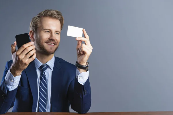 Primer Plano Hombre Negocios Traje Formal Mano Sostener Teléfono Inteligente —  Fotos de Stock