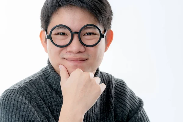 富有创造力的聪明的亚裔男性 戴着眼镜 面带微笑 快乐而自信 背景洁白 — 图库照片