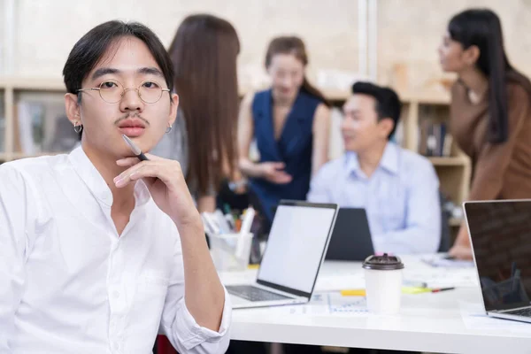 Joven Inteligente Asiático Empresario Startup Empresa Retrato Sonriendo Con Éxito —  Fotos de Stock