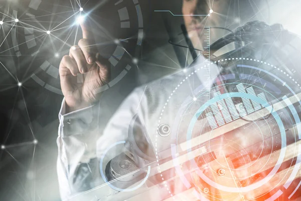 Akıllı beyaz iş adamı beyaz gömlek kırmızı kravat bir şey çizmek ya da göstermek için işaret ediyor. Sunum el çizimi. Yaratıcılık fikirleri kavramı.