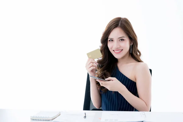 Bela Asiática Elegância Feminina Desfrutar Compras Line Com Cartão Crédito — Fotografia de Stock