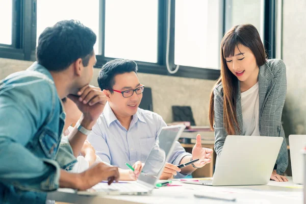 People Having Meeting Office Production Team Editing Photo Proofs Office — Stock Photo, Image