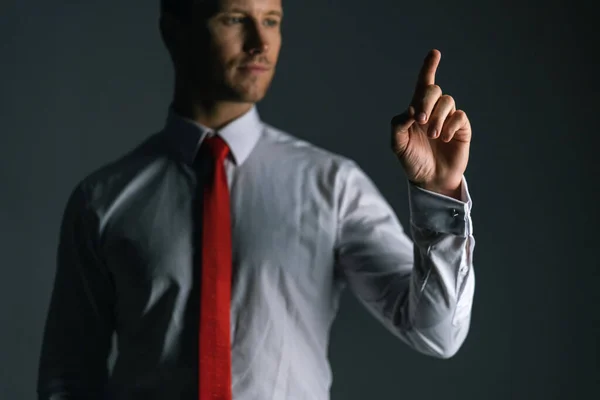 Homem Negócios Caucasiano Inteligente Branco Camisa Decote Vermelho Dedo Apontar — Fotografia de Stock