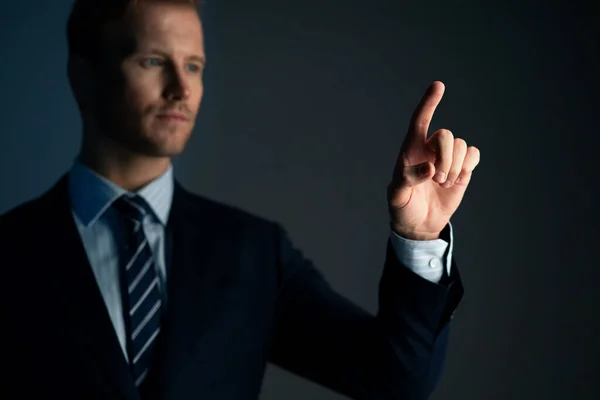 Smart Kaukasischen Geschäftsmann Formalen Anzug Porträt Halb Körper Hand Punkt — Stockfoto
