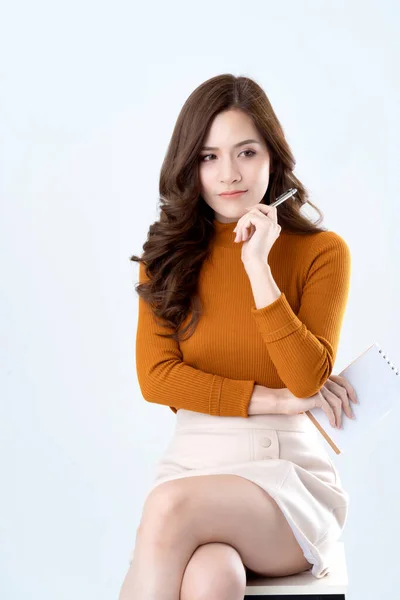 Bela Elegância Asiático Mulher Marrom Camisola Vestido Mão Segurar Papel — Fotografia de Stock