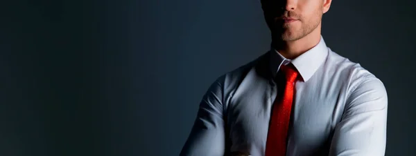 Smart Kaukasischen Geschäftsmann Weißes Hemd Porträt Halb Körper Dunkle Farbe — Stockfoto