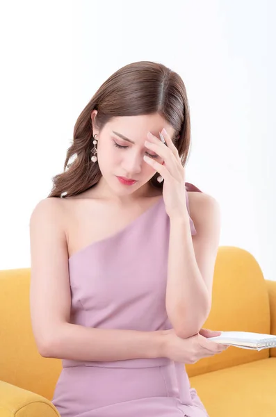 Stressige Attraktive Asiatische Frau Hand Berühren Kopf Mit Schmerzhaften Problemanalyse — Stockfoto