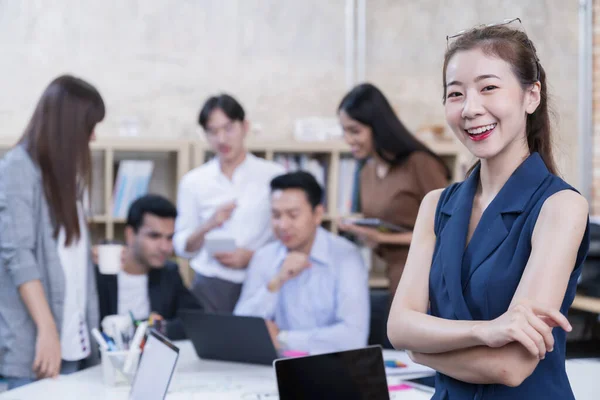 年轻聪明的亚洲企业家创业公司肖像画带着成功的微笑 对头脑风暴中的办公室背景充满信心 — 图库照片