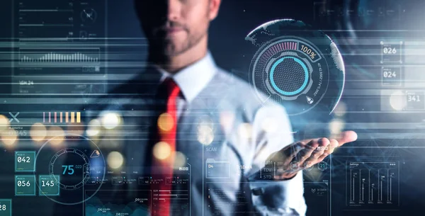 Fotokopi alanı, yenilik, ağ, büyük veri ve internet konsepti ile sanal ekranda iş adamı eliyle sanal dairesel bilgilere dokunduğu fütüristik teknoloji soyut arka planı