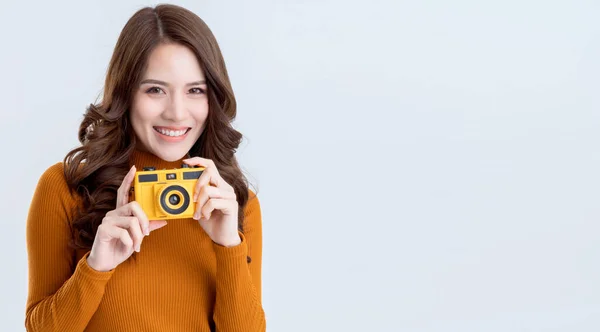 Beleza Asiático Mulher Viajante Mão Segurar Retro Amarelo Câmera Com — Fotografia de Stock