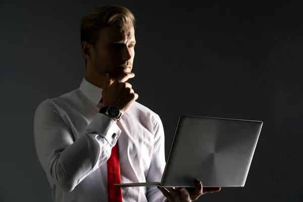 Smart Kaukasischen Geschäftsmann Rote Krawatte Weißes Hemd Hand Halten Laptop — Stockfoto