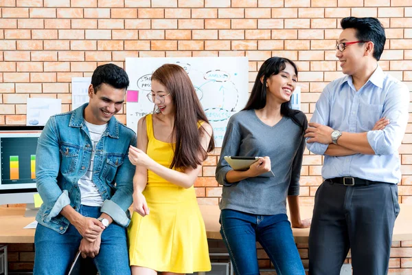 Retrato Grupo Diseñadores Creativos Hombres Mujeres Seguros Pie Juntos Fondo —  Fotos de Stock